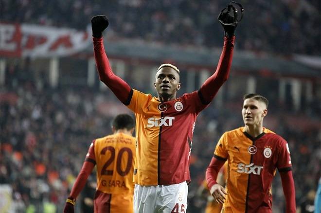 Galatasaray Sane'ye sevinirken Osimhen depremi! 2